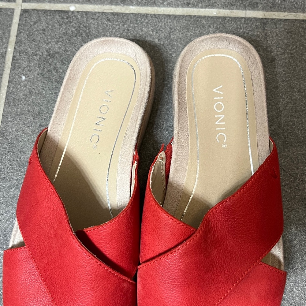 Vionic women’s Hayden Sandals Red Leather Straps 1.5" Heel Slip-on Sz 8.5 - Picture 2 of 6